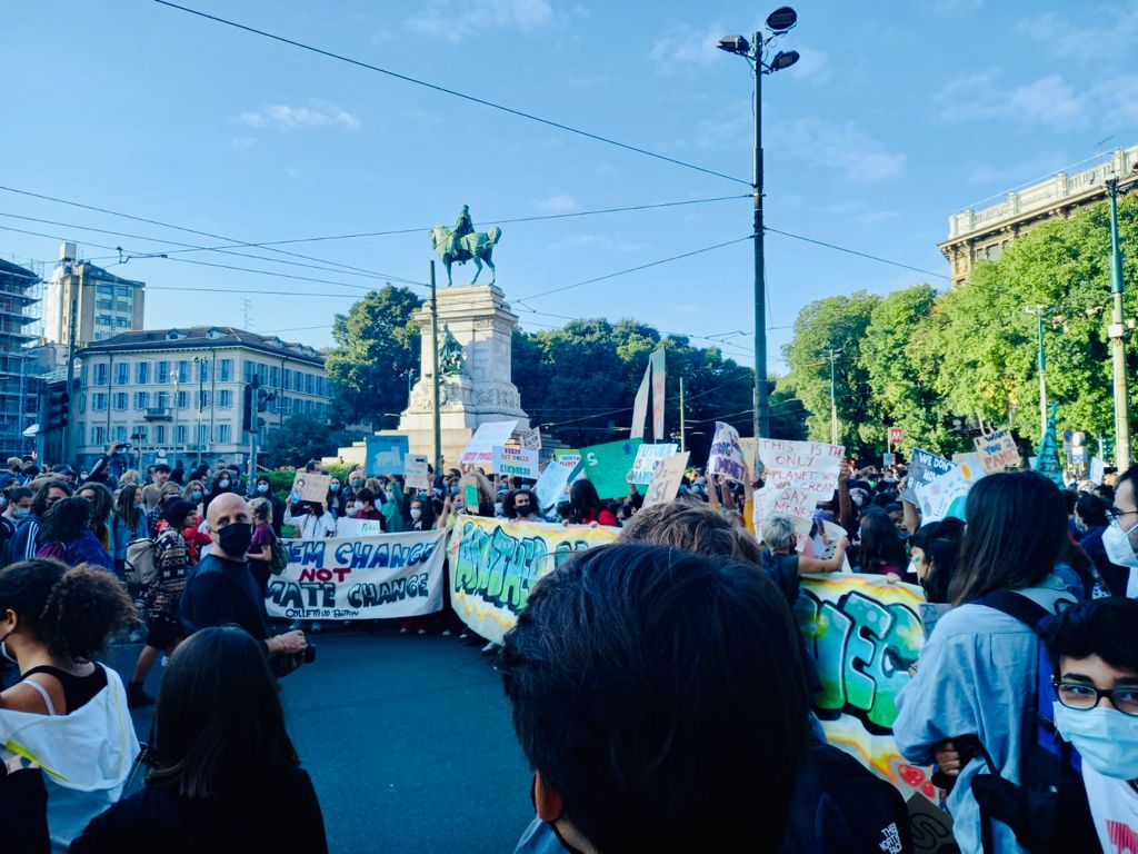 cgilnazionale's tweet photo. 🌍Con #GretaThunberg e #VanessaNakate e insieme a centinaia di studenti partecipiamo al #ClimateStrike di Milano promosso dai @fffitalia @FFF_Milano 
#ClimateOpenPlatform

📣Per il lavoro, l’ambiente, il clima e la salute, la #Cgil c'è!!

#PreCOP26 
#Youth4Climate
#ClimateAction https://t.co/xqAfAldpaH