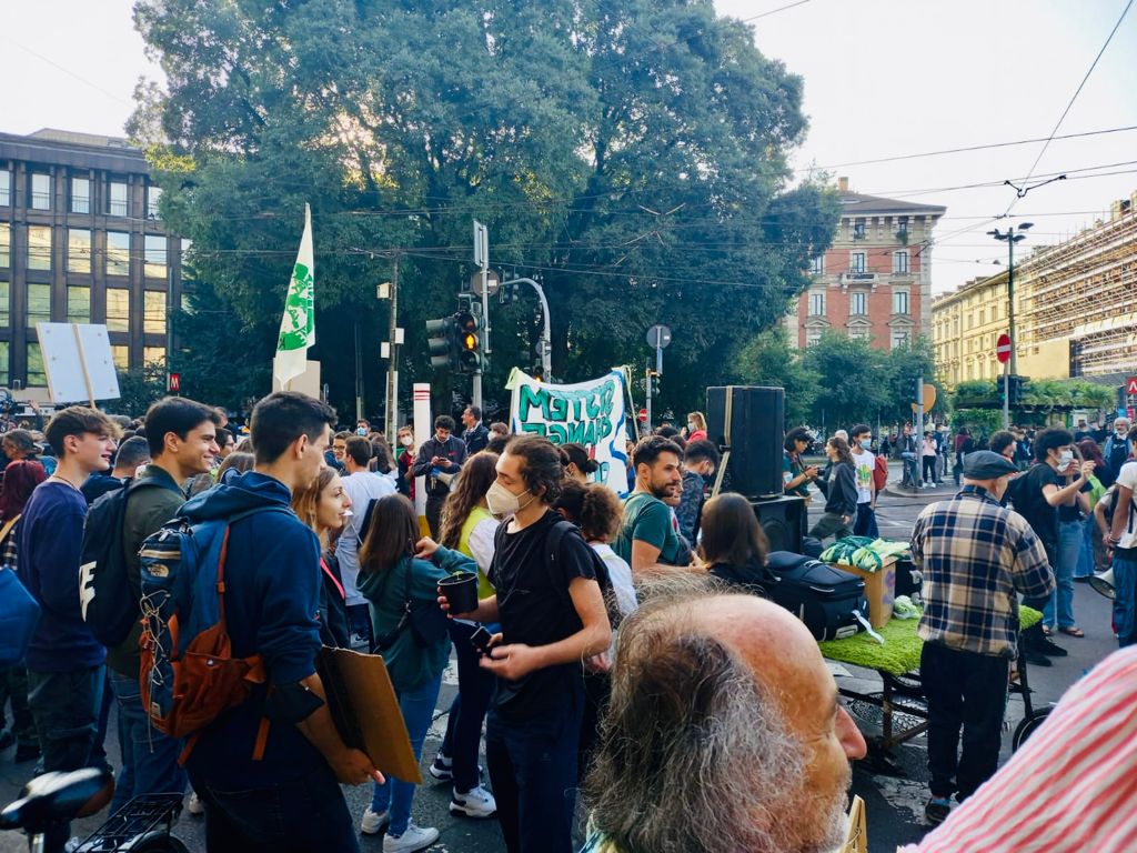 🌍Con #GretaThunberg e #VanessaNakate e insieme a centinaia di studenti partecipiamo al #ClimateStrike di Milano promosso dai <a href="/fffitalia/">Fridays For Future Italia</a> <a href="/FFF_Milano/">FridaysForFuture Milano</a> 
#ClimateOpenPlatform

📣Per il lavoro, l’ambiente, il clima e la salute, la #Cgil c'è!!

#PreCOP26 
#Youth4Climate
#ClimateAction