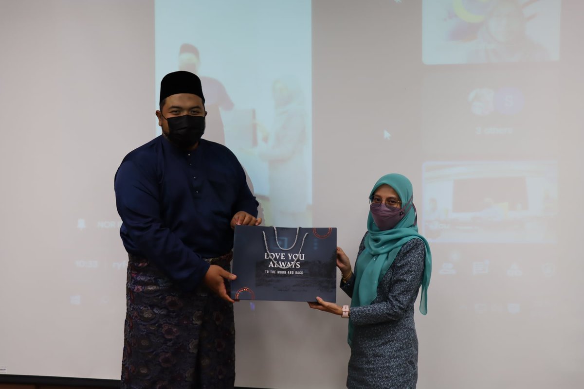 KKPekan's tweet photo. Program juga meraikan yang telah berkhidmat di Kolej Komuniti Pekan. Turut diraikan En Mohammd Haikal bin Arman, Pelajar latihan industri yg telah menamatkan latihannya disini.
Selamat maju jaya kepada semua. 
Semoga setiap langkah dan perjalanan kalian sentiasa dalam rahmatNya. https://t.co/W7qIBkhdIb