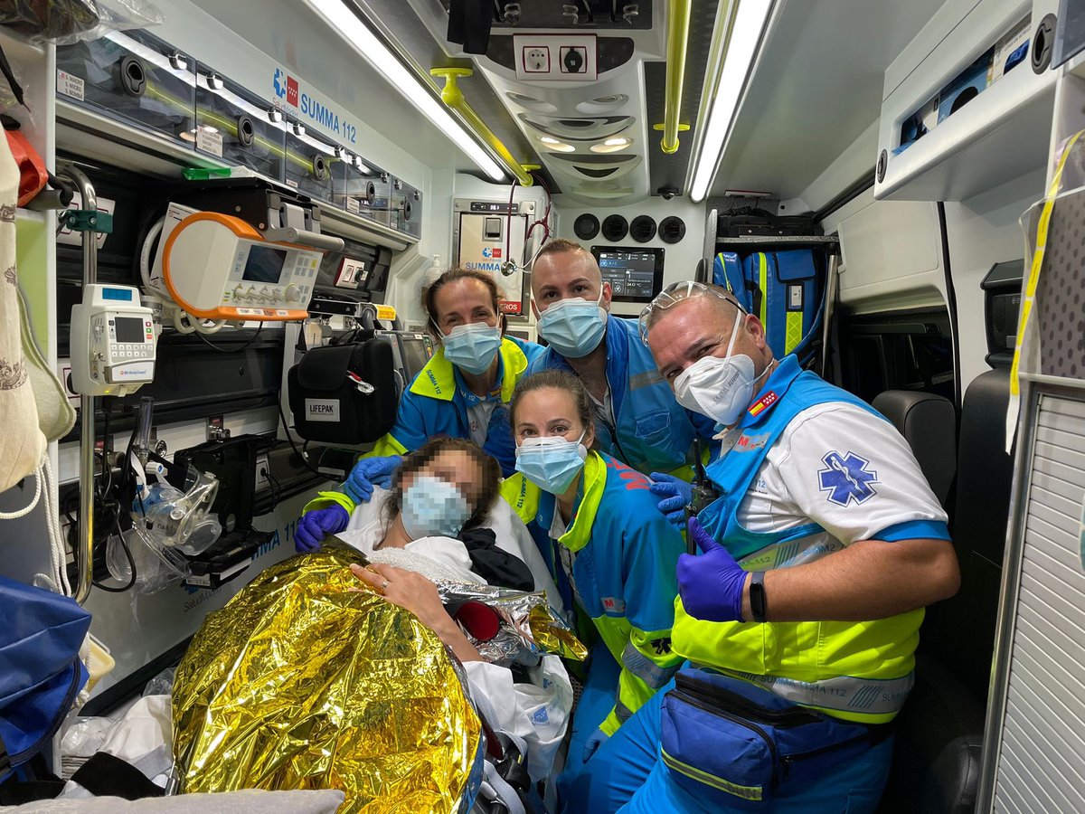 👶🏼 ¡Cuánta felicidad en una imagen! 

🤰🏻Aunque no se vea, os prometemos que la madre tiene una sonrisa ENORME en la foto.

🚑 Gracias a este equipazo de #SUMMA112 damos la bienvenida a este nuevo madrileño de #Vicálvaro.

#Madrid112 #ASEM112