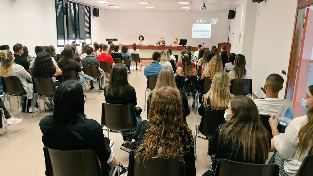¡Inauguramos el primer curso de #Enfermería, con <a href="/MontserratGea/">Montserrat Gea</a>! Para nosotras es muy especial poder volveros a dar la bienvenida de forma presencial.