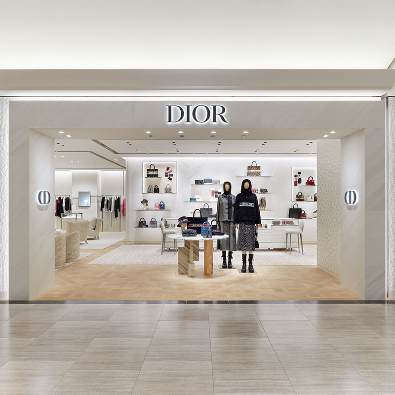 DIORJP's tweet photo. ディオール 阪急うめだ本店 ウィメンズ ブティックがリニューアルオープンしました。最新の #DiorAW21 から、阪急うめだ本店 先行/限定発売の新作バッグ「ブックトート」ラージサイズ��登場。そのほか豊富なラインナップを揃え、皆様のご来店をお待ちしております。 https://t.co/Oop4SCHxoj