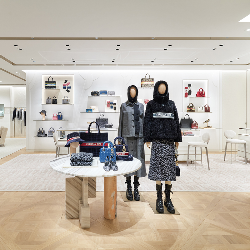 DIORJP's tweet photo. ディオール 阪急うめだ本店 ウィメンズ ブティックがリニューアルオープンしました。最新の #DiorAW21 から、阪急うめだ本店 先行/限定発売の新作バッグ「ブックトート」ラージサイズ��登場。そのほか豊富なラインナップを揃え、皆様のご来店をお待ちしております。 https://t.co/Oop4SCHxoj
