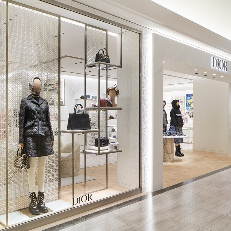 DIORJP's tweet photo. ディオール 阪急うめだ本店 ウィメンズ ブティックがリニューアルオープンしました。最新の #DiorAW21 から、阪急うめだ本店 先行/限定発売の新作バッグ「ブックトート」ラージサイズ��登場。そのほか豊富なラインナップを揃え、皆様のご来店をお待ちしております。 https://t.co/Oop4SCHxoj