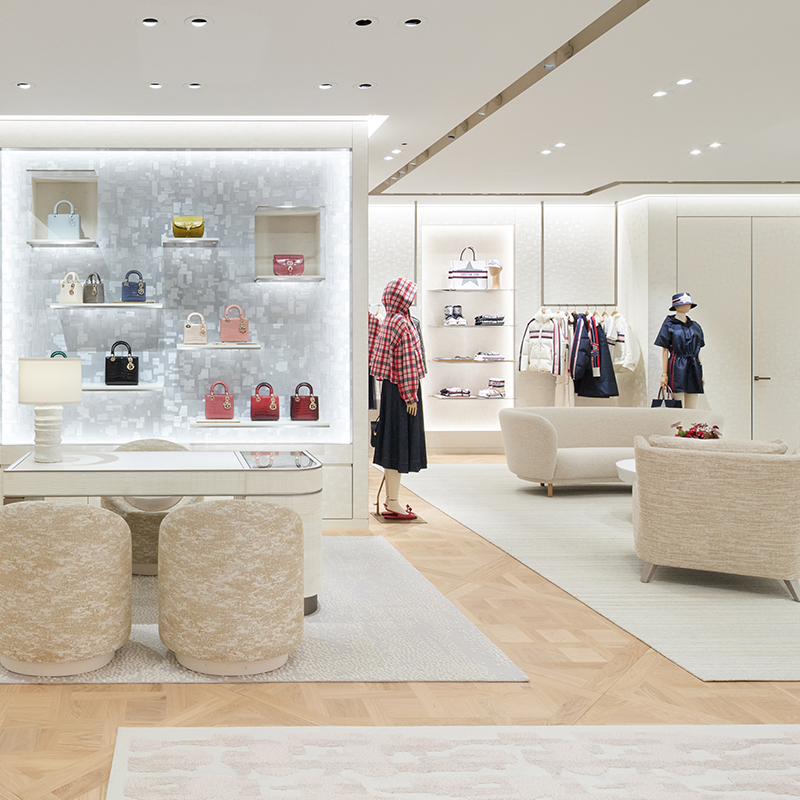 DIORJP's tweet photo. ディオール 阪急うめだ本店 ウィメンズ ブティックがリニューアルオープンしました。最新の #DiorAW21 から、阪急うめだ本店 先行/限定発売の新作バッグ「ブックトート」ラージサイズ��登場。そのほか豊富なラインナップを揃え、皆様のご来店をお待ちしております。 https://t.co/Oop4SCHxoj