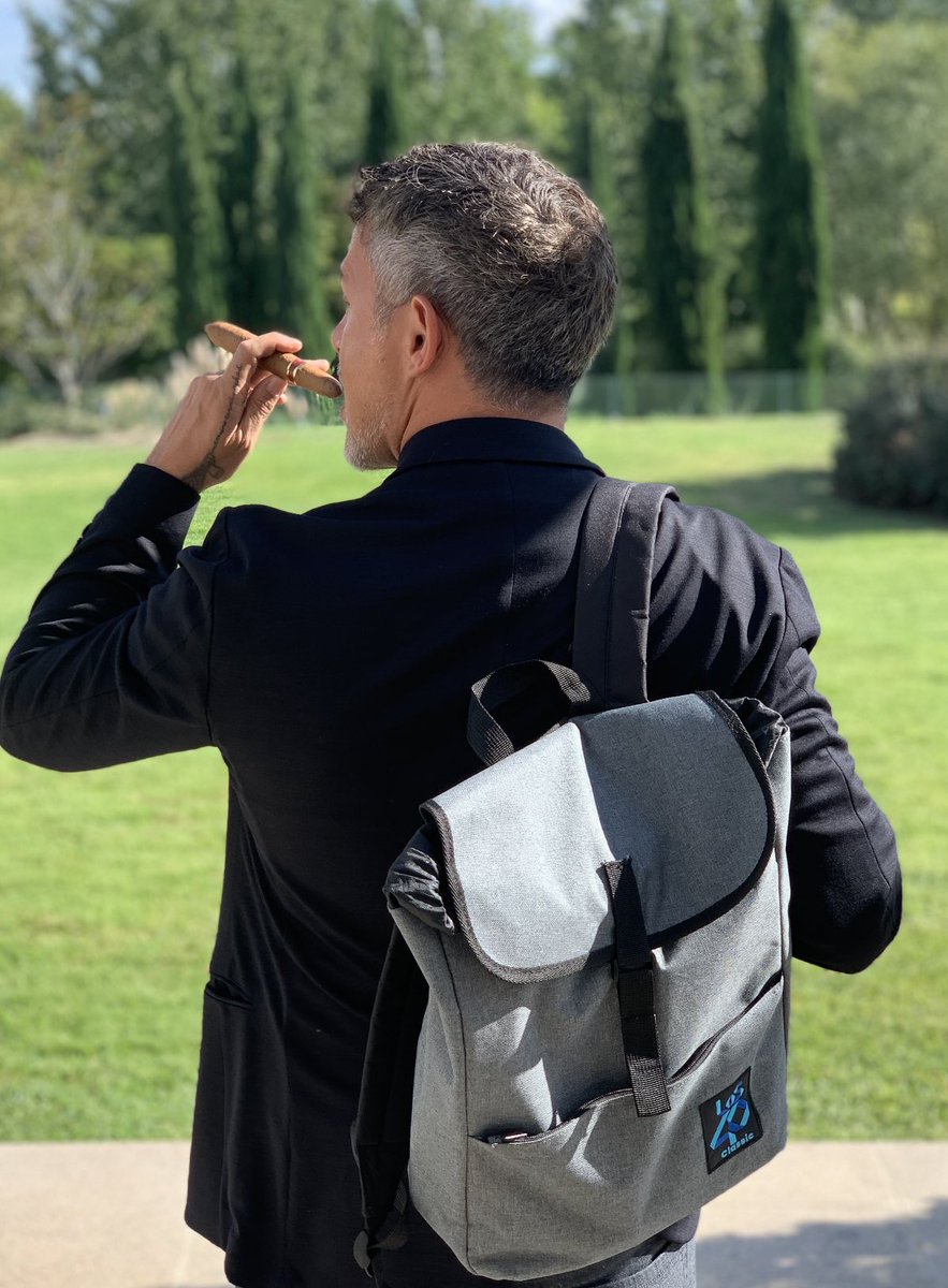 MonTapias's tweet photo. Hoy este ser humano de la foto tendrá su estrella en Hollywood @AlejandroSanz #unodelosnuestros @Los40Classic  Y tu ¿tienes nuestra mochila? Escucha cada mañana @MorningBox_ para conseguirla #orgullo #laformulaoriginal #WalkOfFame 💙 https://t.co/U389Sh8drB