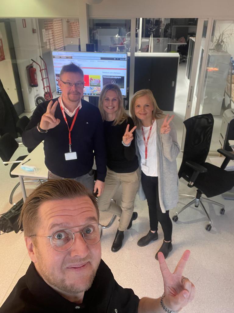 VeepeeAari's tweet photo. Tänään ryhdyin hommiin. Eka tiimipalaveri👍 Hasse ikuisti meikeläisen, Minnan ja Elinan. #tokmanni #markkinointi https://t.co/QhFgPuKSao