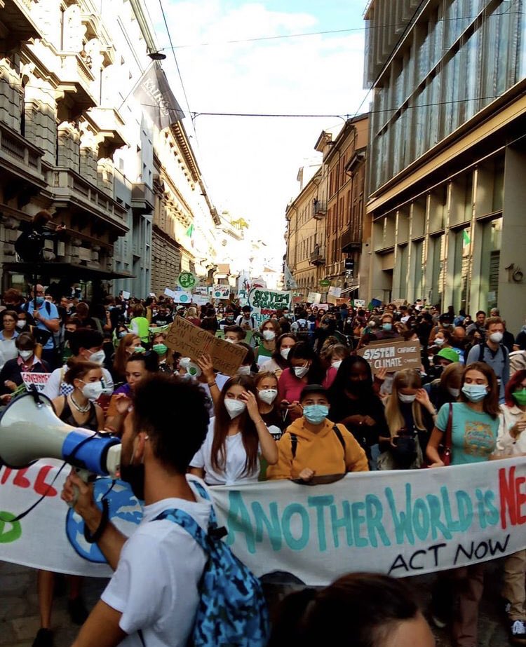 School strike week 163, in Milano.
#climatestrike
#fridaysforfuture #schoolstrike4climate #UprootTheSystem