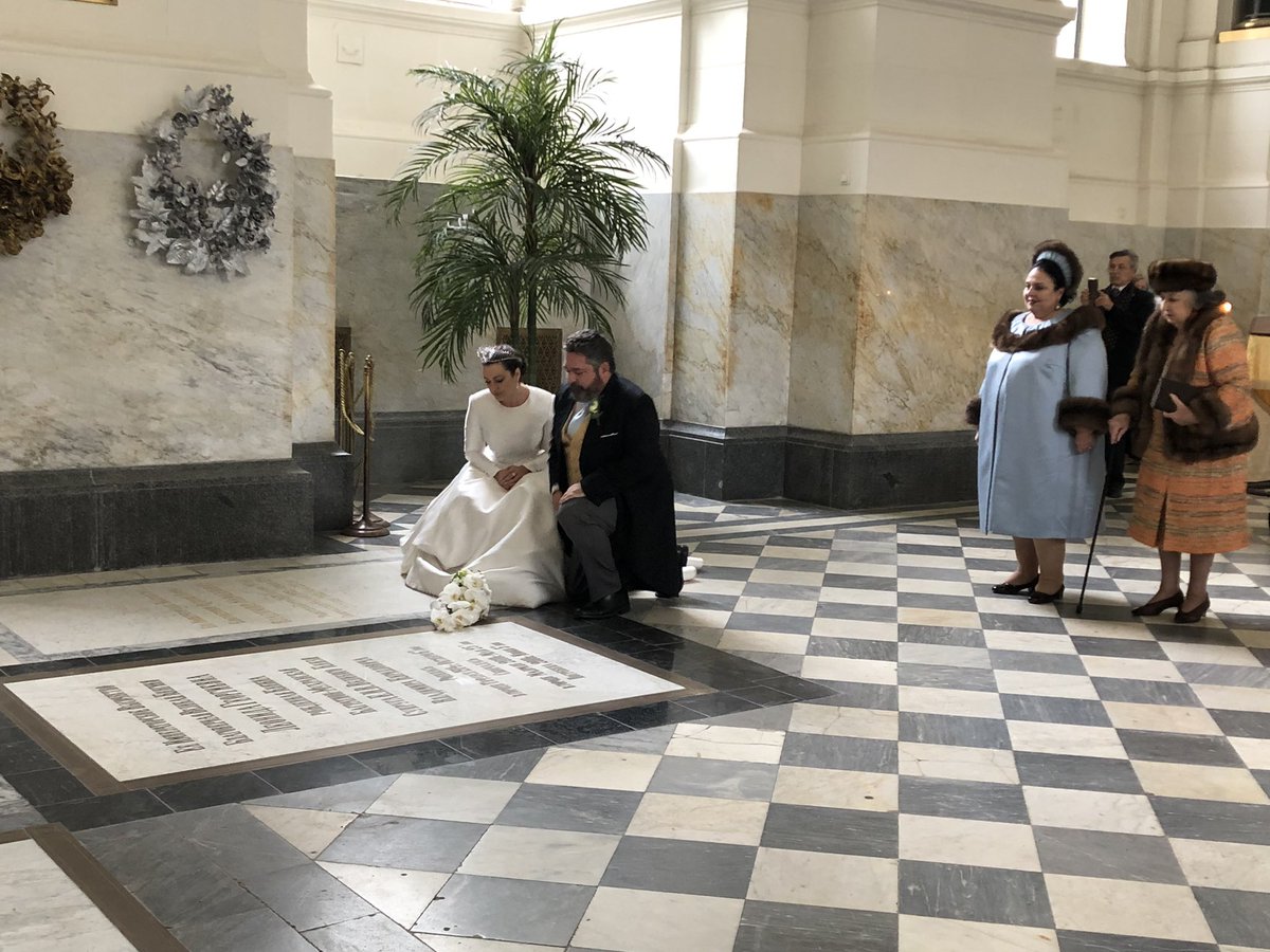 À Saint-Petersbourg la grande-duchesse Victoria Romanovna de Russie dépose son bouquet de mariée sur les tombeaux des derniers Romanov à la forteresse des saints Pierre et Paul en compagnie de son époux le grand-duc Georges et de sa mère, la grande-duchesse Maria Wladimirovna
