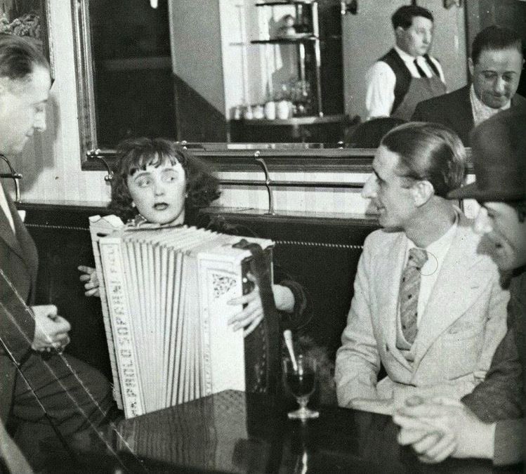 Edith Piaf in un caffè a Parigi intorno al 1936
Foto di Jean Gabriel Séruzier 
#CulturaFrancese 
#SalaLettura