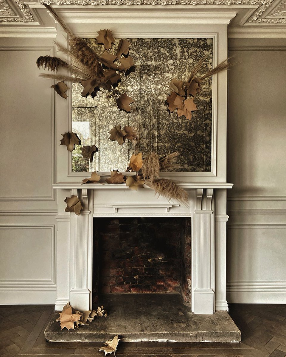 wearewoodpecker's tweet photo. Hello October ππβ
We LOVE how #the_wiggleroom reused boxes & envelopes to create the illusion of falling autumn leaves! π
Who else is planning on decorating their home this month?!
Flooring: #GoodrichEspressoOak π€
#wearewoodpecker #woodpeckerflooring #autumninterior https://t.co/74riHJMOAg