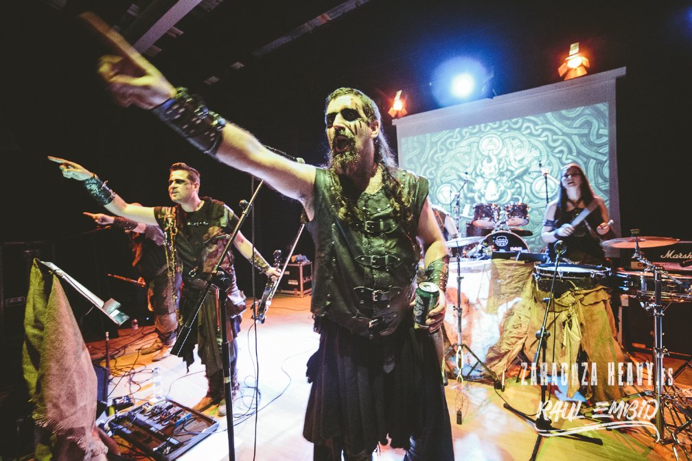 lurte's tweet photo. Ya llega el finde!
Que levante la mano el que lo vaya a celebrar. 🍻🍺🍻🍺
Os compartimos la fotaca 📸de nuestro colega Raul Embid, en el Iberian Warriors Metal fest de hace dos años.
Buen finde y ⚔️salurte!⚔️
#lurte #folk #medieval #almogavar #iberianwarriorsmetalfest https://t.co/hKxM6GCNbA