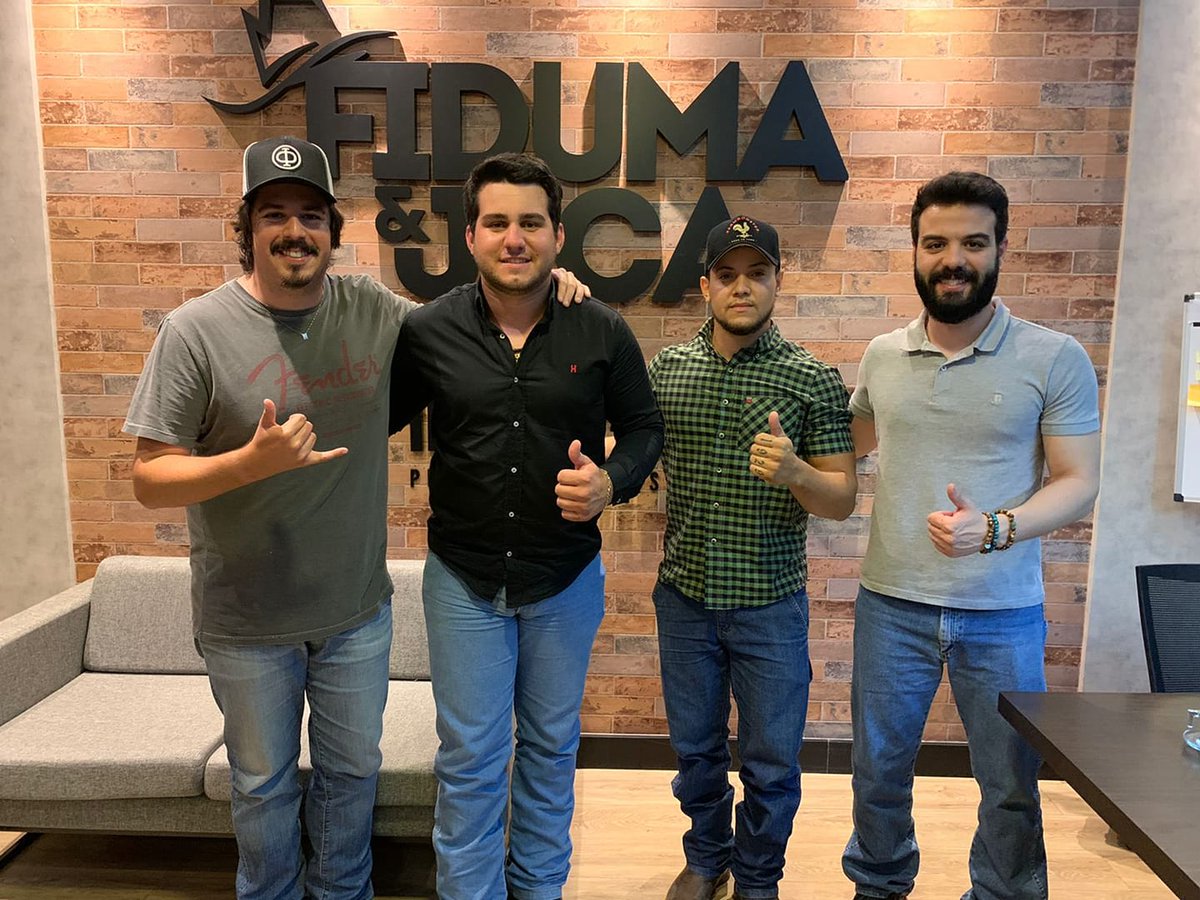 CesareMoccoca's tweet photo. TBT com os Brutos!!!!📹
Que Dia Amigos! 🙏💥🤠
Tivemos o prazer de conhecer e trocar uma prosa das boa com os chapadex  Fiduma &amp; Jeca 
⠀
Valeu pelo Café ☕

#cesaremoccoca #fidumaejeca #chapadex #sertanejo #o #a #musica #sertanejouniversitario #rodeio #brutas #brasil https://t.co/fgOkh6RPfn