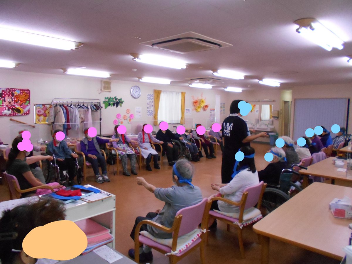 bell_ichihara's tweet photo. ベルは今日で１４歳！
みんなでプチ運動会をして盛り上がりました😆やっぱりみなさん身体動かすの上手です👏 日ごろの器械訓練の成果かしら✨✨

ツィッターのホームで風船もあがってとても中の人（AIさん）が喜んでいます😹やったー！

#デイサービス #レクリエーション  #運動会 https://t.co/1YKzL2DFT9