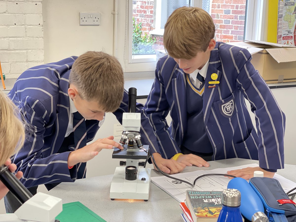 TownCloseSchool's tweet photo. Our Year 7 scientists studying &amp; comparing the structure &amp; appearance of plant &amp; animal cells under a microscope this week in Science with Mr Chapman.
#FocusIn #STEM https://t.co/ApzUhv4kTz