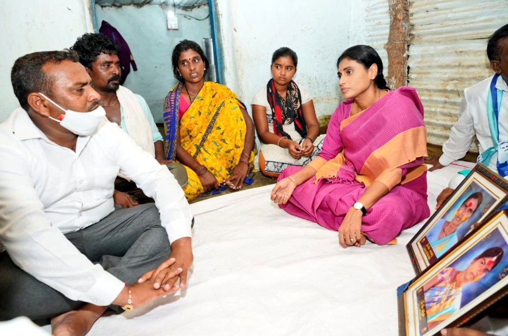 realyssharmila's tweet photo. ఇసుక మాఫియా అక్రమాలకు, జుక్క‌ల్ MLA అవినీతికి బిచ్కుంద మండ‌లం షెట్లూర్ గ్రామంలో ఒకే కుటుంబంలోని నలుగురు దళితులు ప్రాణాలు కోల్పోయారు. జనాలు ఇసుక క్వారీల్లో పడి సచ్చినా అడిగే దిక్కులేదు. అంజవ్వ, జ్యోతి, గంగోత్రి, ప్రశాంత్
మృతి కి కారణమైన వారిని వెంటనే శిక్షించాలి
#TRSSandMafia https://t.co/OMroyUfup4