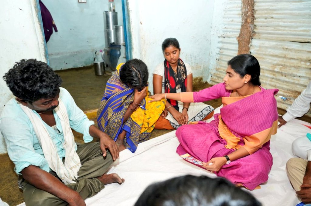 realyssharmila's tweet photo. ఇసుక మాఫియా అక్రమాలకు, జుక్క‌ల్ MLA అవినీతికి బిచ్కుంద మండ‌లం షెట్లూర్ గ్రామంలో ఒకే కుటుంబంలోని నలుగురు దళితులు ప్రాణాలు కోల్పోయారు. జనాలు ఇసుక క్వారీల్లో పడి సచ్చినా అడిగే దిక్కులేదు. అంజవ్వ, జ్యోతి, గంగోత్రి, ప్రశాంత్
మృతి కి కారణమైన వారిని వెంటనే శిక్షించాలి
#TRSSandMafia https://t.co/OMroyUfup4