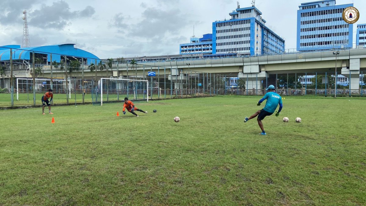 SudevaDelhi's tweet photo. Full-power prep with goalkeeping drills!
#FootballAcademy #GoalKeeper #GoalKeeperDrills #AbDilliBhiKhelegi #AnujGupta #VijayHakari #Sudeva #SudevaDelhiFC #BelieveTrainRise #FootballPlayer #AIFF #IndianFootball #Sports #FootballClub #Football #TrainingEveryDay #FootballTraining https://t.co/vp3otQqkO7
