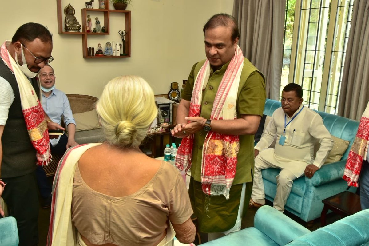 himantabiswa's tweet photo. Late Premadhar Borgohain had a long, illustrious career as a prominent advocate, educationist &amp; social worker. He devoted his life to uplift underprivileged tea garden workers, labourers. His demise is a major loss. Met the bereaved family at his residence; offered my condolences https://t.co/UpJwqB2EFE