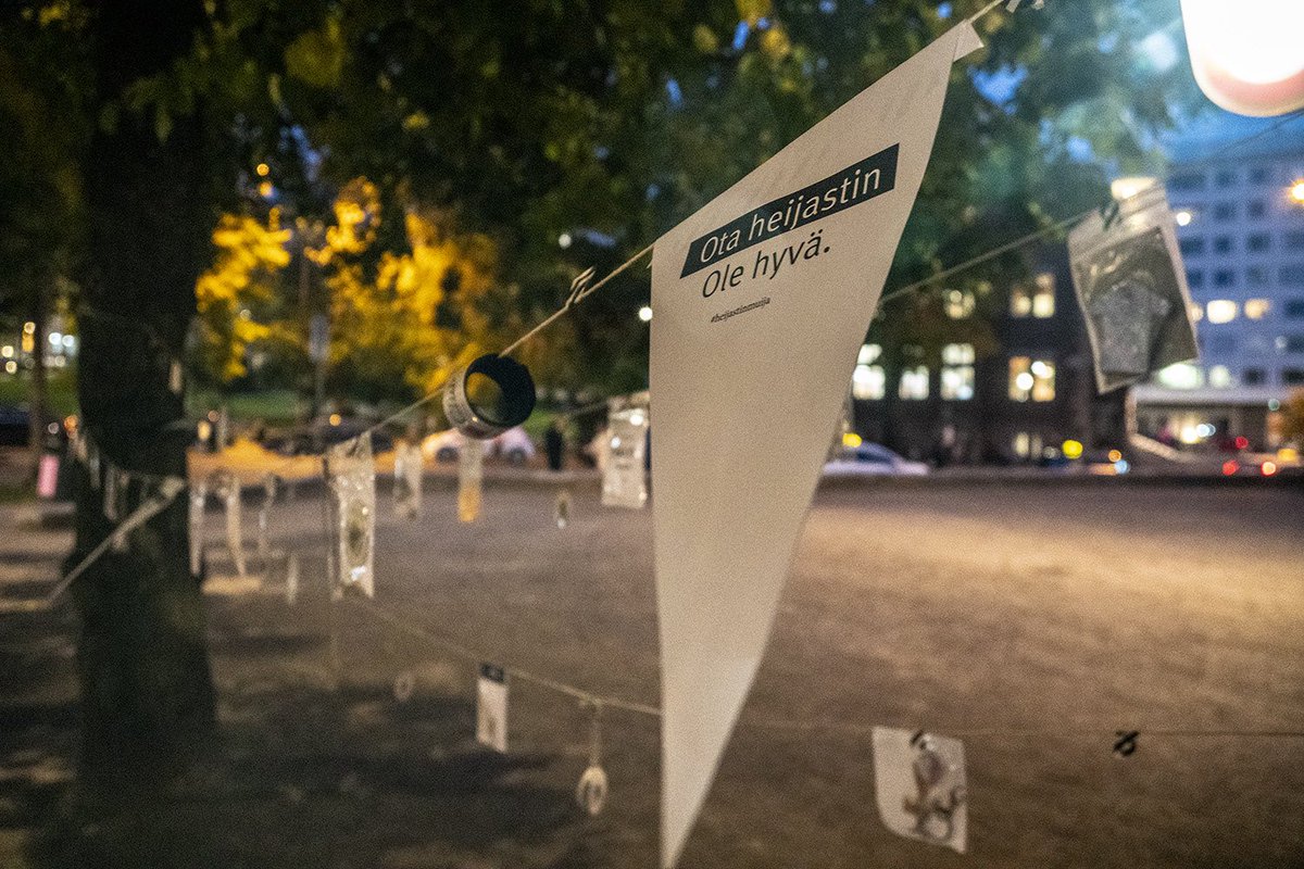 Hyvää valtakunnallista heijastinpäivää! Eilisessä ”Heijastinpuu” tempauksessani jaettiin lähes sata heijastinta Karhupuistossa ohikulkijoille - kiitos kaikille👏#heijastinmuija #heijastinpäivä #vahvastinäkyvä #näypimeällä #kajoheijastimet