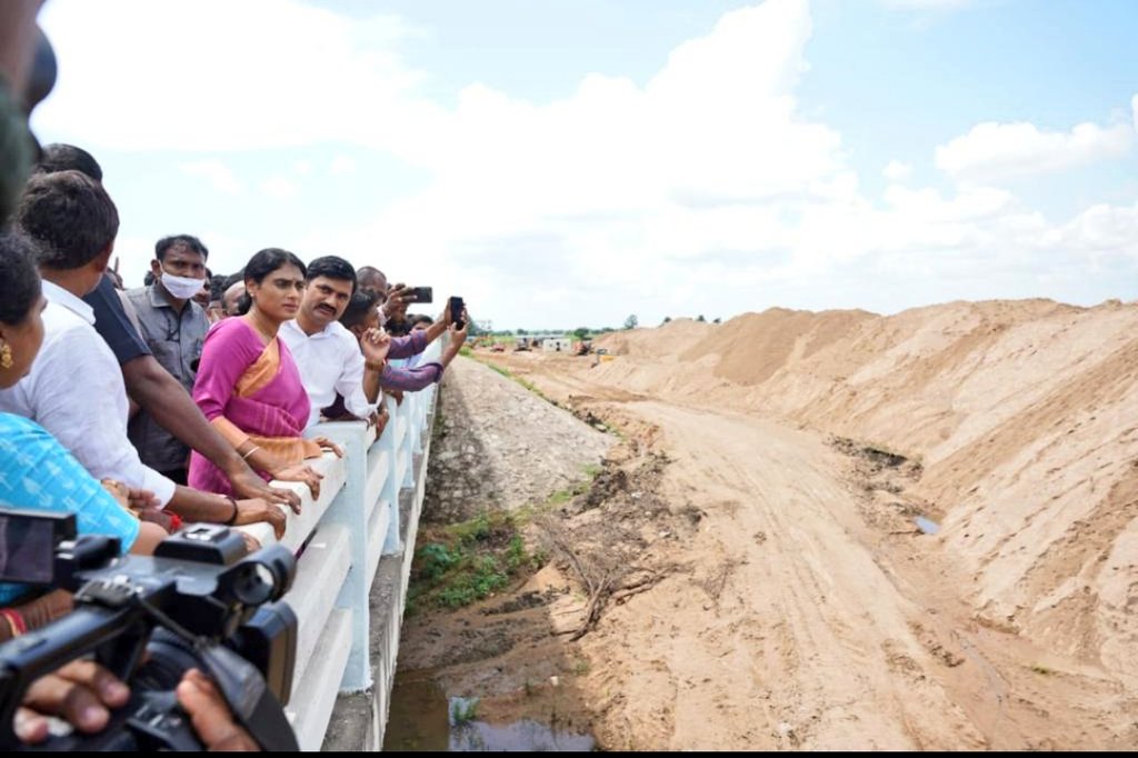 realyssharmila's tweet photo. జుక్కల్ అభివృద్ధి లేదు కానీ అక్రమ ఇసుక రవాణాకు అడ్డు అదుపు లేదు. ఇసుకను 5 మీటర్ల లోతులో తీసుకోవాలని నిబంధనలుచెపుతున్నా ఇక్కడ 15 మీటర్ల వరకు అక్రమంగా తోడుతున్నారు.
అధికారులు, పాలకుల అండదండలతో రోజు ఇసుకాసురులవ్యాపారం
రోజుకు 3 ఇసుక లారీలు 6 కోట్ల ఆదాయం లా సాగుతుంది. 
#TRSSandMafia https://t.co/KZhNN4QnhP