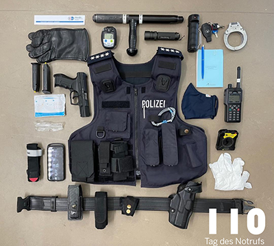 Polizei NRW D on X: Unsere Ausrüstung samt Bat-Gürtel. Insgesamt sind das  zwischen 10 und 11 Kilogramm! Kalt wird den Kollegen darunter nie!  #Polizei110 #PolizeiDüsseldorf  / X
