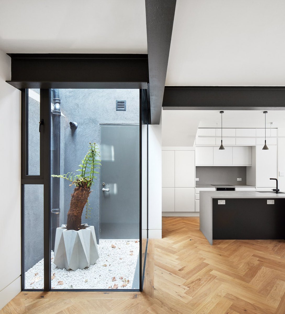 IQGlassUK's tweet photo. We used #structuralglazing and #slimaluminium profiles to create an #internalglasscourtyard design 

The glass to #glasscorner connection allows floods of natural light into the internal living space, whilst acting as a #designfeature

Photographer: Alan Williams https://t.co/0qN1aoHAVV