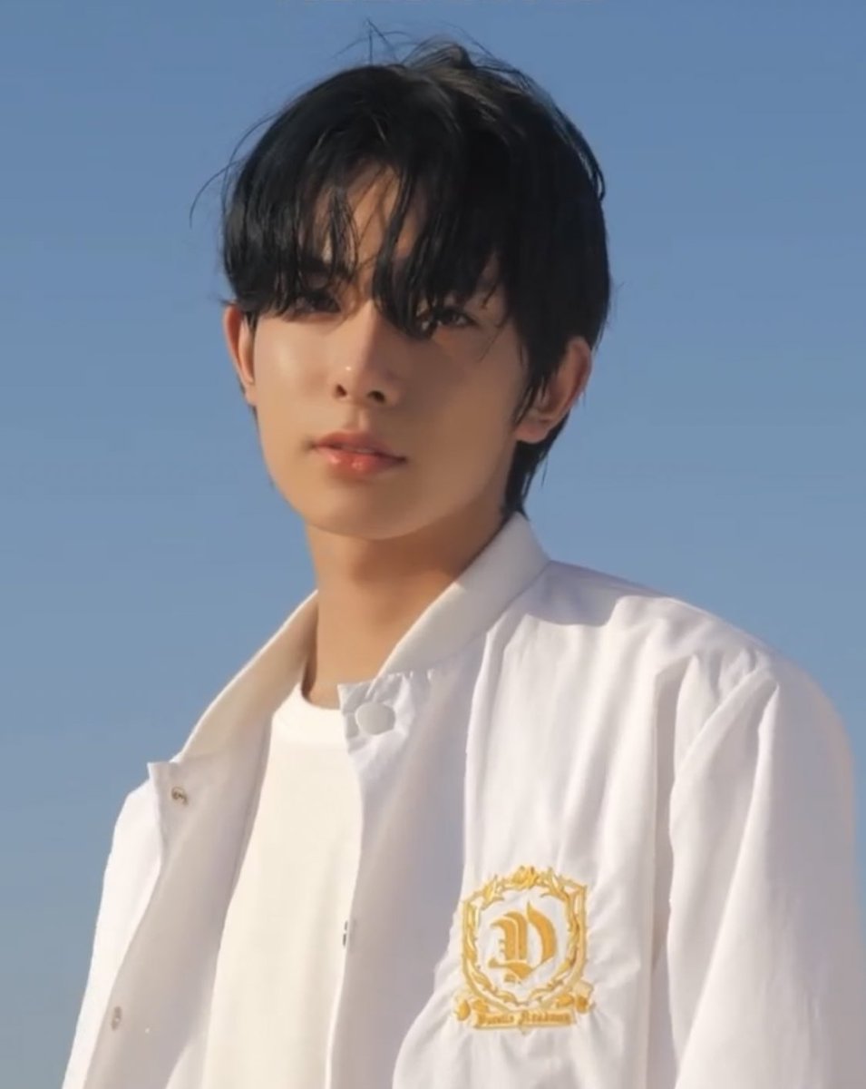 ihs_heeseung's tweet photo. mom im in love (ಥ﹏ಥ) https://t.co/zB1iITqTza