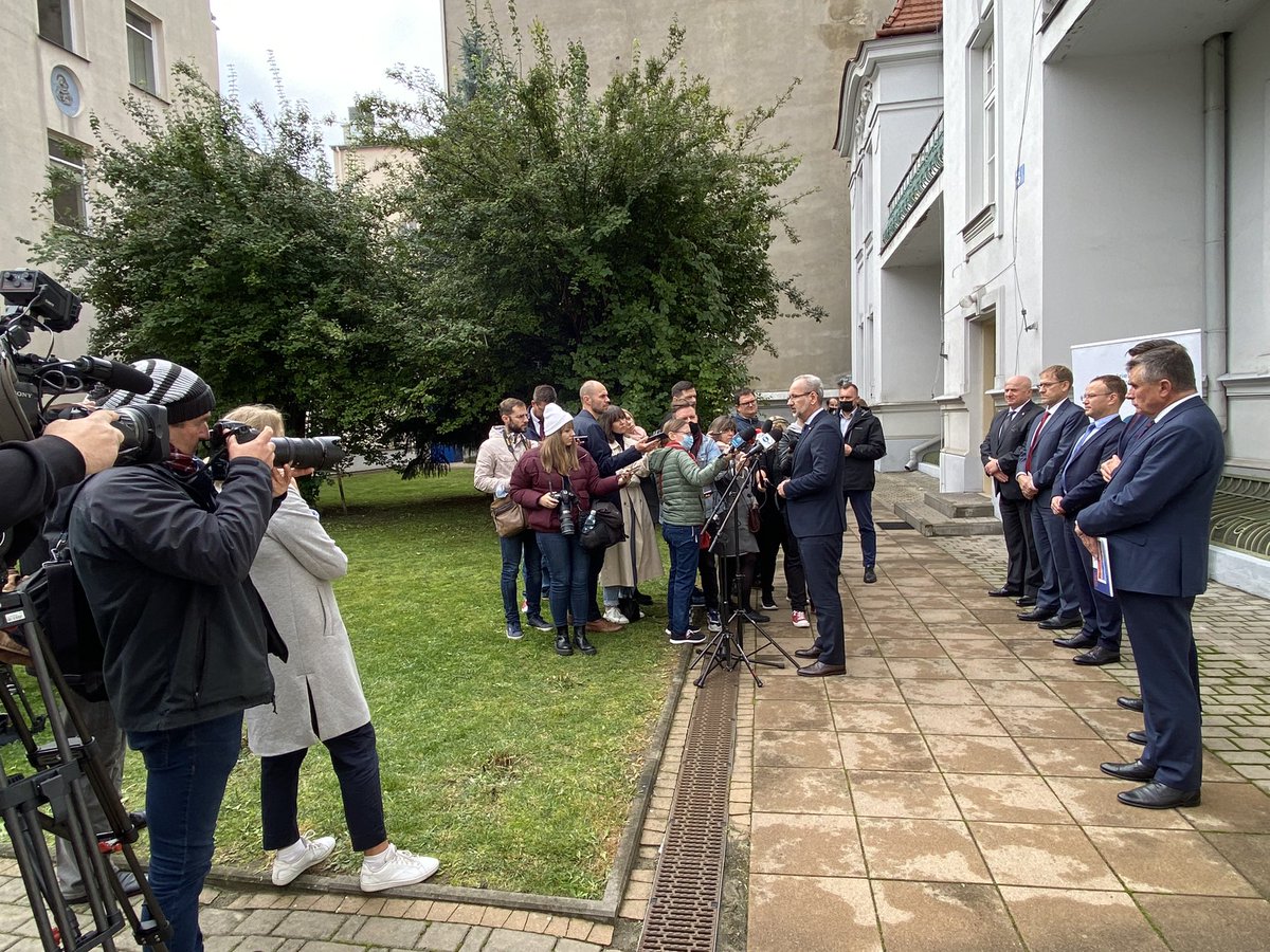 LUWLublin's tweet photo. Sytuacja epidemiczna w #Lubelskie była tematem briefingu prasowego ministra zdrowia @a_niedzielski, wojewody lubelskiego @LechSprawka, prof. Krzysztofa Tomasiewicza i prof. Mirosława Czuczwara w #SPSK1 w #Lublin. https://t.co/tf5u7jfwAb