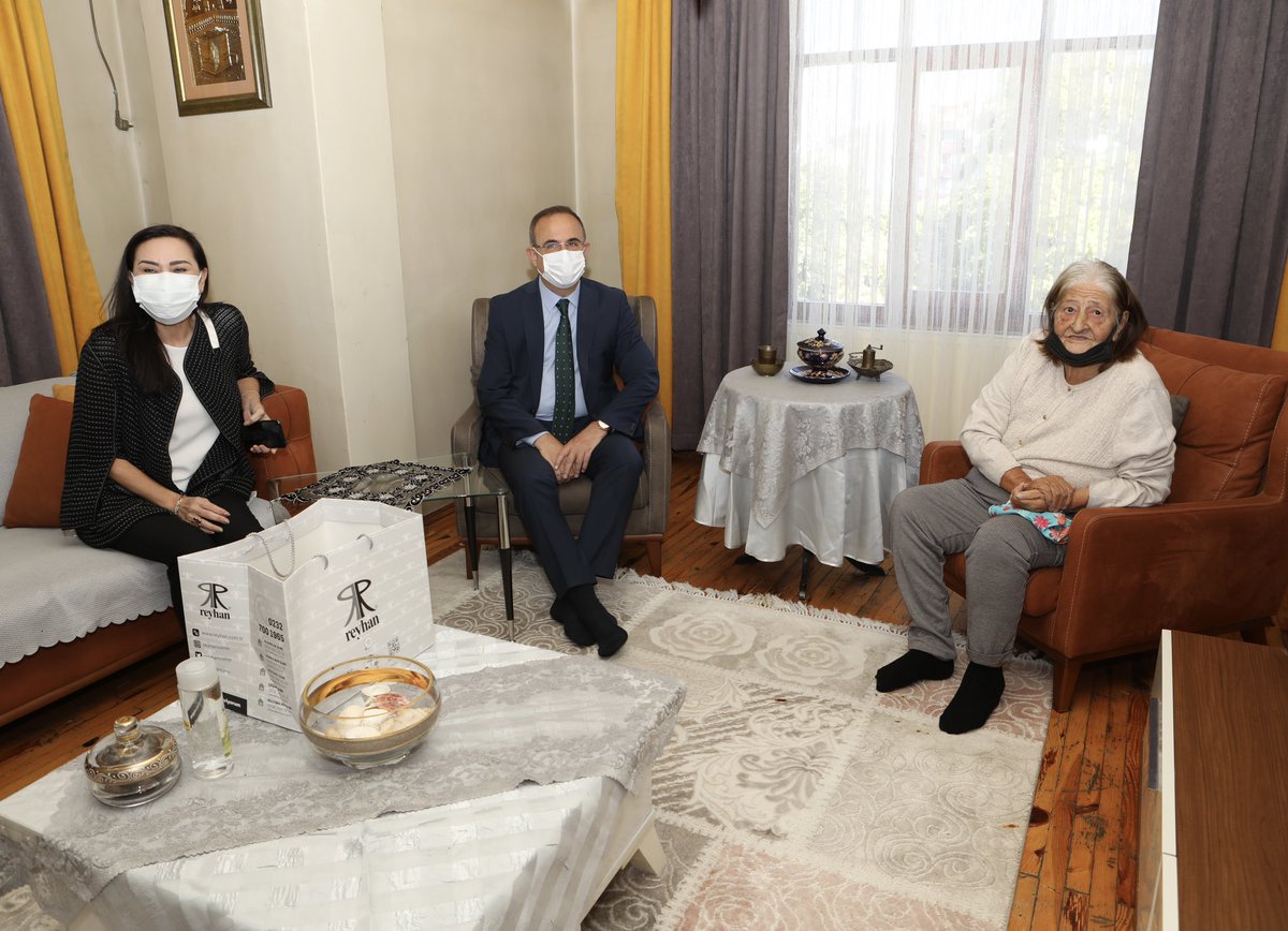 KSurekli's tweet photo. Dünya Yaşlılar Günü vesilesiyle kıymetli büyüklerimiz Fikriye Çiçek, Rahmi ve Hanife Düzbiçer’i evlerinde ziyaret ettik. 

Tecrübeleri, bilgileri ve yaşanmışlıklarıyla geçmişten geleceğe köprü olan tüm büyüklerimizin #1EkimDünyaYaşlılarGünü’nü en içten dileklerimle kutluyorum. https://t.co/FaxwvpIYnb