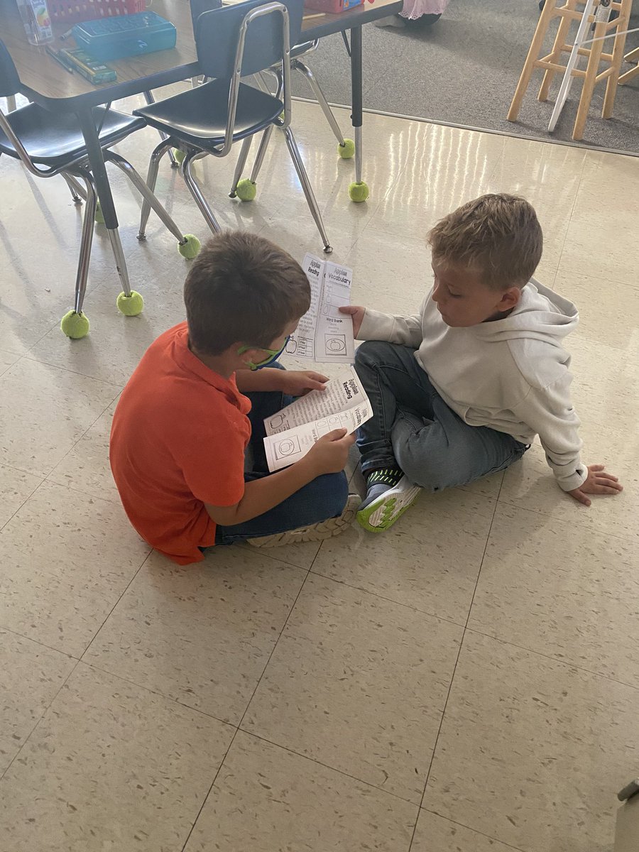 Kakowalk3's tweet photo. Partner reading in 1st about apples. 🍏🍎 #salksoars #fraserfamily https://t.co/pZEd2wqR3I
