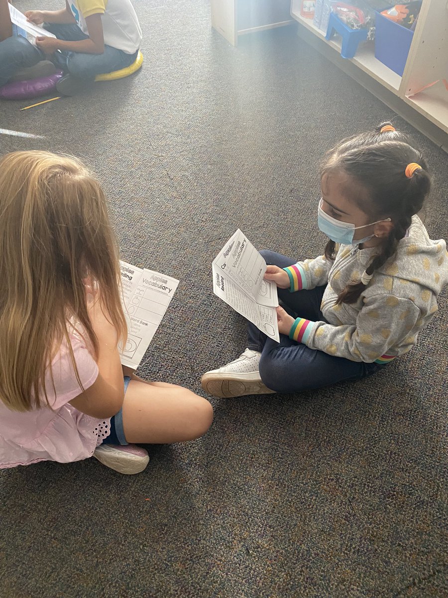 Kakowalk3's tweet photo. Partner reading in 1st about apples. 🍏🍎 #salksoars #fraserfamily https://t.co/pZEd2wqR3I
