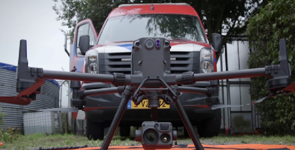 Vanaf vandaag is het Droneteam van <a href="/BrwGooiVecht/">Brandweer GooiVecht</a> en <a href="/brandweerflevo/">Brandweer Flevoland</a> operationeel. Het team is inzetbaar voor Midden Nederland, aanvragen via Meldkamer Lelystad. Veel mooie vlieguren en bovenal beeldvorming toegewenst!