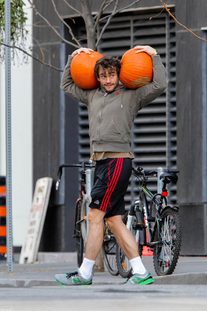 afooltocry's tweet photo. Hugh Dancy is ready. Are you? #spookymonth https://t.co/VTM8VMHx0K