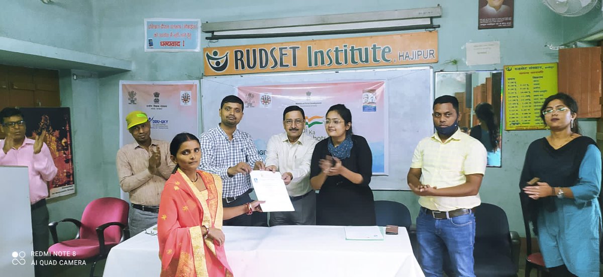 acvnar's tweet photo. #AzadiKaAmritMahotsav was celebrated at #RUDSET Hajipur by organizing - FIT INDIA 🇮🇳 Run, IIBF certificates distribution to BANK SAKHIs & workshop on Digital Financial Literacy.
RUDSET & District @brlps_jeevika officials were present during the program.
@FinMinIndia @GoI_MeitY https://t.co/8oWoIu8okh