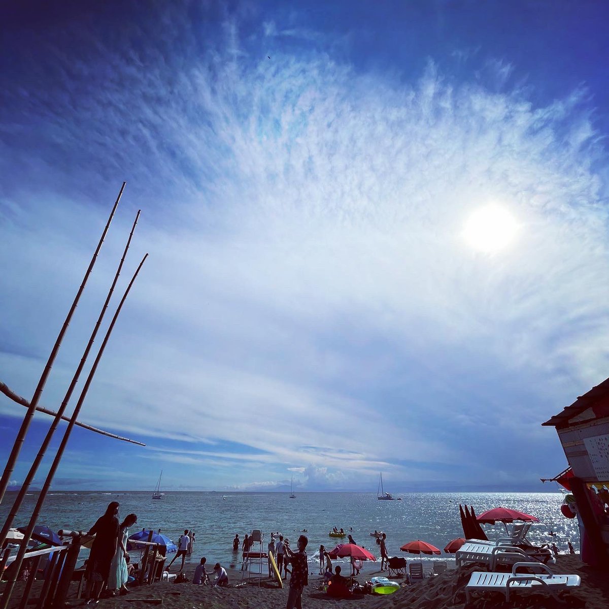 Magnum_Tb's tweet photo. 7月下旬、2年振りにアーシングも兼ねて海に行きましたよ。
世の中でハードルが高いとされる1人海水浴も、沖に出たら天国でしたよ。
沖から入道雲の成長を観ながら、束の間、ぷかぷか浮いてましたよ。
#gotobeach
#hayama
#isshikibeach
#solo https://t.co/bEw8dy6XKq