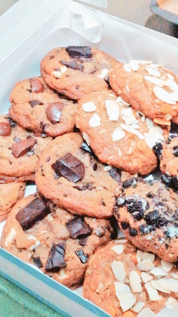 TheOvenGeek's tweet photo. Another batch of fresh cookies!
โจClassic Chocolate Chip
โจCookies and Cream
โจChocolate Overload
โจButterscotch Oats
All in one box! Thank you for ordering @jujucabz! ๐ซOne of our suki ๐
#theovengeek #staygeeky #dessertph #cookiesph #homemade https://t.co/x8OEWoSEyR
