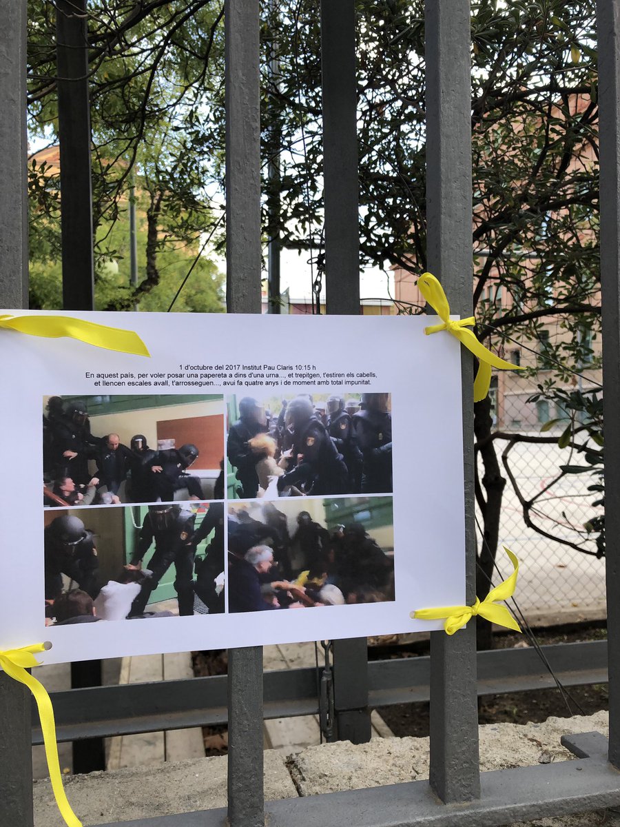 En aquest país que omple la boca de tants i en el que no m’hi sento a dins, per voler posar una papereta a dins d’una urna, et trepitgen, t’estiren dels cabells, et llencen escales avall. Avui fa quatre anys i de moment amb total impunitat passegen els a por ellos. 
<a href="/defensem1o/">Defensem 1-O</a>