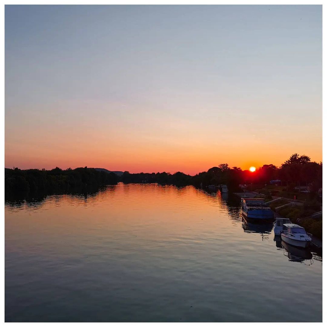 [Photo du jour] 📸
Il y a des photos qui savent capturer la beauté d'un moment ! 🤩
Nous sommes sous le charme de ce couché de soleil sur la rivière Lot 🌅
Les bateaux à Saint-Sylvestre-sur-Lot donnent une atmosphère particulière à la photo, pas vrai ?
📸 mrn.tnt