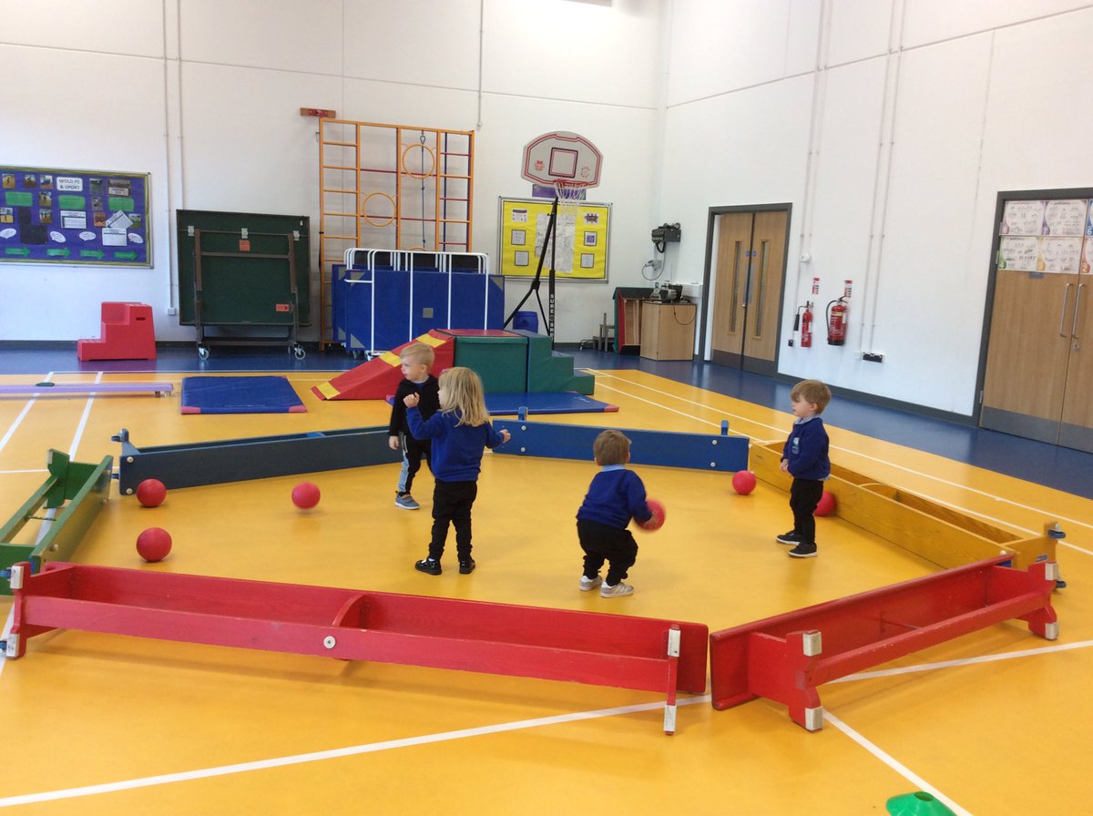 WoldAcademy's tweet image. The Bumblebees enjoying PE today. @EYFSDRET1 @DRETnews @DRETsport #Horizons #2yearolds  #Ballskills #Throwingskills #Balanceskills 🐝