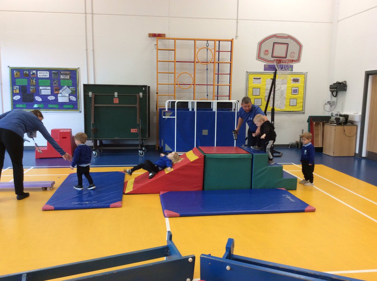 WoldAcademy's tweet image. The Bumblebees enjoying PE today. @EYFSDRET1 @DRETnews @DRETsport #Horizons #2yearolds  #Ballskills #Throwingskills #Balanceskills 🐝