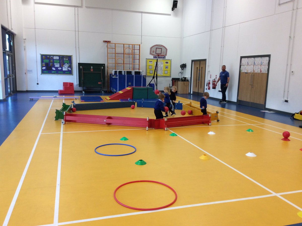 WoldAcademy's tweet image. The Bumblebees enjoying PE today. @EYFSDRET1 @DRETnews @DRETsport #Horizons #2yearolds  #Ballskills #Throwingskills #Balanceskills 🐝