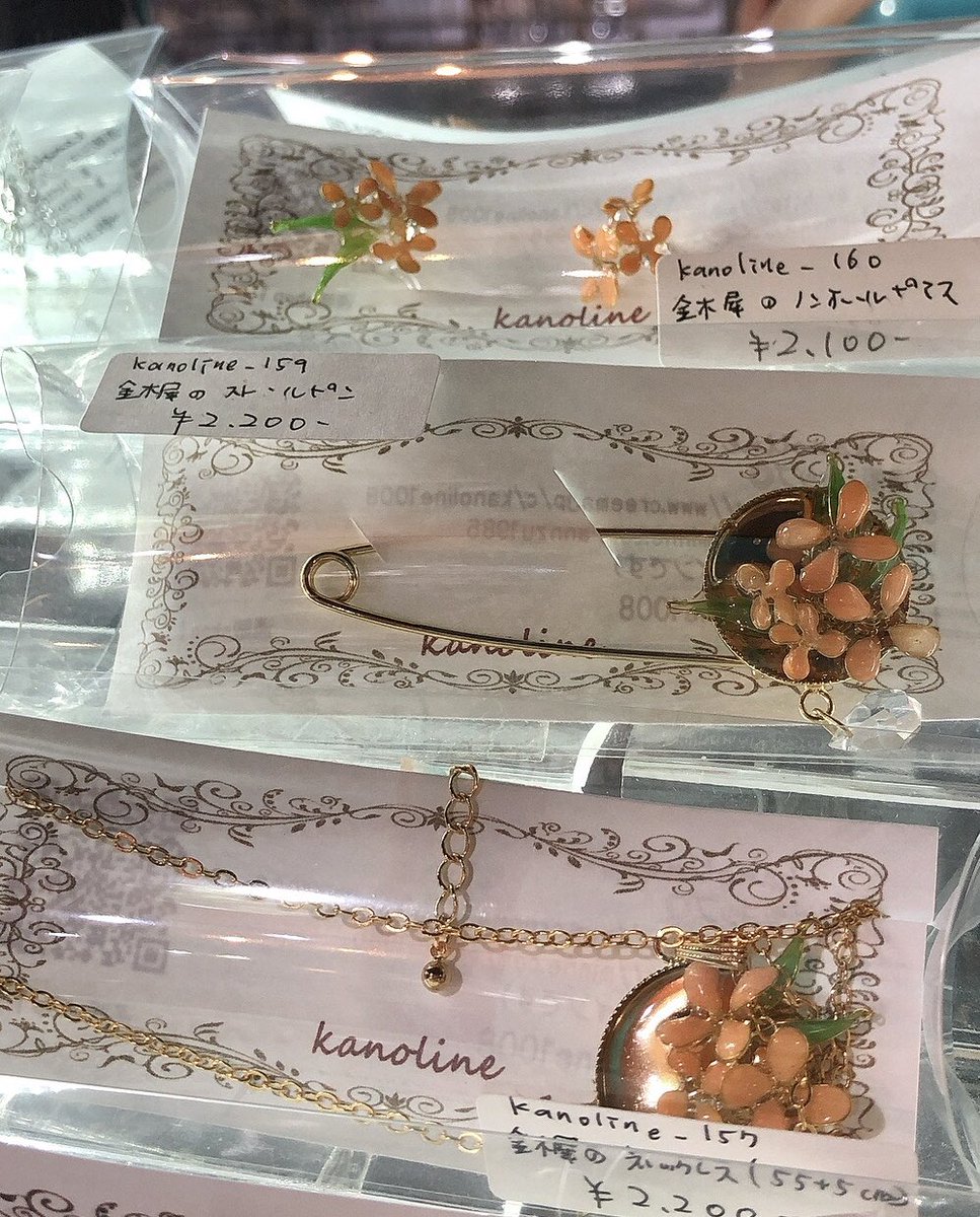 CA_TOKYO's tweet photo. 【作家様の作品在庫状況】

✨kanoline様
繊細で美しいワイヤーの季節の花のアクセサリーです💠
優しい色の金木犀は今の季節に超おすすめ💕
ストールピンは普段使いにも！

✨Caine様
人気につき可愛いアメシストの原石付きモールドがあと2点となっておりますので、是非お早めのお迎えを！ https://t.co/sb7NnSMc2K