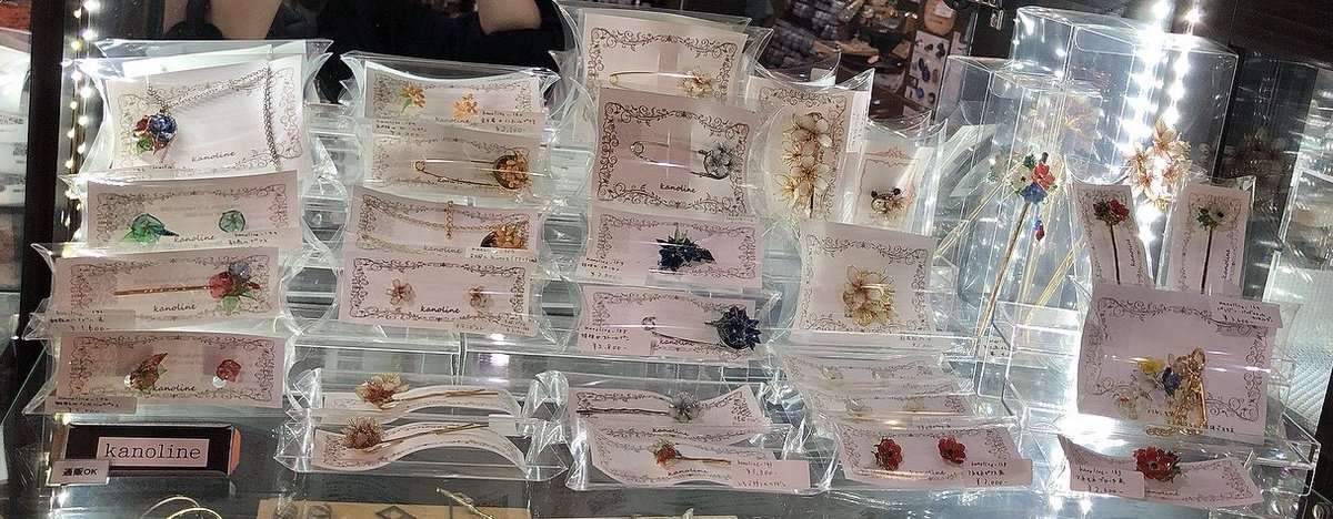 CA_TOKYO's tweet photo. 【作家様の作品在庫状況】

✨kanoline様
繊細で美しいワイヤーの季節の花のアクセサリーです💠
優しい色の金木犀は今の季節に超おすすめ💕
ストールピンは普段使いにも！

✨Caine様
人気につき可愛いアメシストの原石付きモールドがあと2点となっておりますので、是非お早めのお迎えを！ https://t.co/sb7NnSMc2K