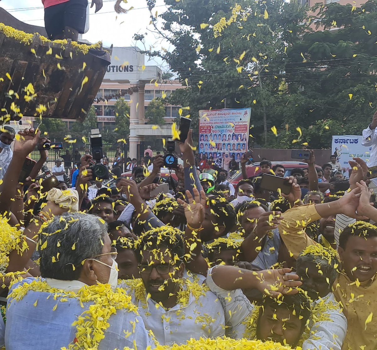siddaramaiah's tweet photo. ಕೋಲಾರ ಜಿಲ್ಲೆಯ ಮಾಲೂರಿಗೆ ಆಗಮಿಸಿದ ಸಂದರ್ಭದಲ್ಲಿ ಕಾಂಗ್ರೆಸ್ ಪಕ್ಷದ ಕಾರ್ಯಕರ್ತರಿಂದ ದೊರೆತ ಅದ್ದೂರಿ ಸ್ವಾಗತ.
ತಾವು ನನ್ನ ಮೇಲಿಟ್ಟಿರುವ ಈ ಪ್ರೀತಿ ವಿಶ್ವಾಸ ತಮ್ಮ ಸೇವೆ ಮಾಡುವ ನನ್ನ ಉತ್ಸಾಹವನ್ನು ಬತ್ತದಂತೆ ಮಾಡಿದೆ. 
ತಮ್ಮ ಪ್ರೀತಿ, ಅಭಿಮಾನಕ್ಕೆ ನಾನು ಸದಾ ಋಣಿ. 🙏 https://t.co/TnFPKlFNNu