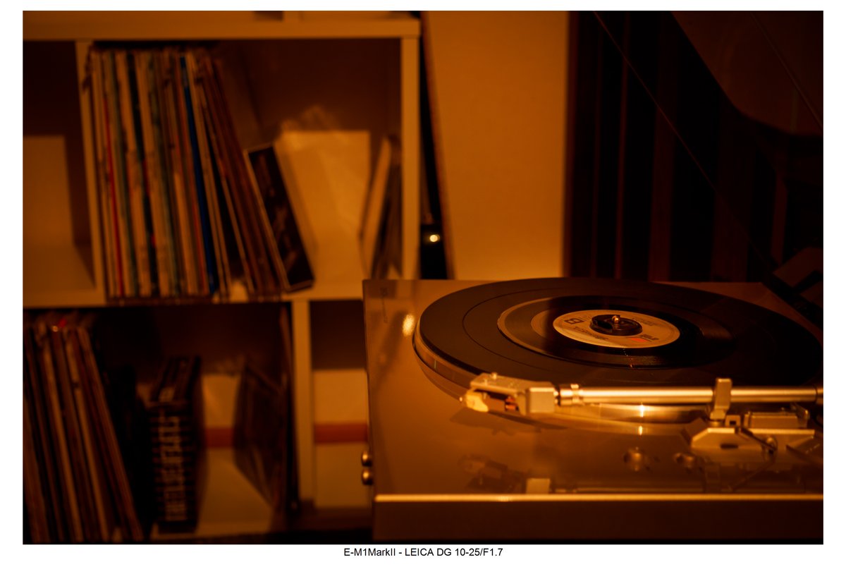 tojoinu's tweet photo. 無意味にレコード部屋の写真あげる　#DENON　#DP300F　#アナログレコード　#ザ・クロマニヨンズ　#ファインダー越しの私の世界　#模様替え　部屋の模様替えついでにレコード部屋作ってみた https://t.co/WRyXMkyoOJ