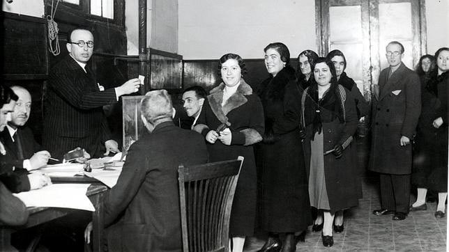 Yolanda_Diaz_'s tweet photo. Con el sufragio universal, aquel #1deOctubre nos trajo la verdadera democracia, la plenitud cívica de nuestro país.

90 años después, Clara Campoamor sigue alumbrando el largo camino de la igualdad para todas las mujeres, en nuestras instituciones y en nuestras vidas. https://t.co/LNQqeXPaWr