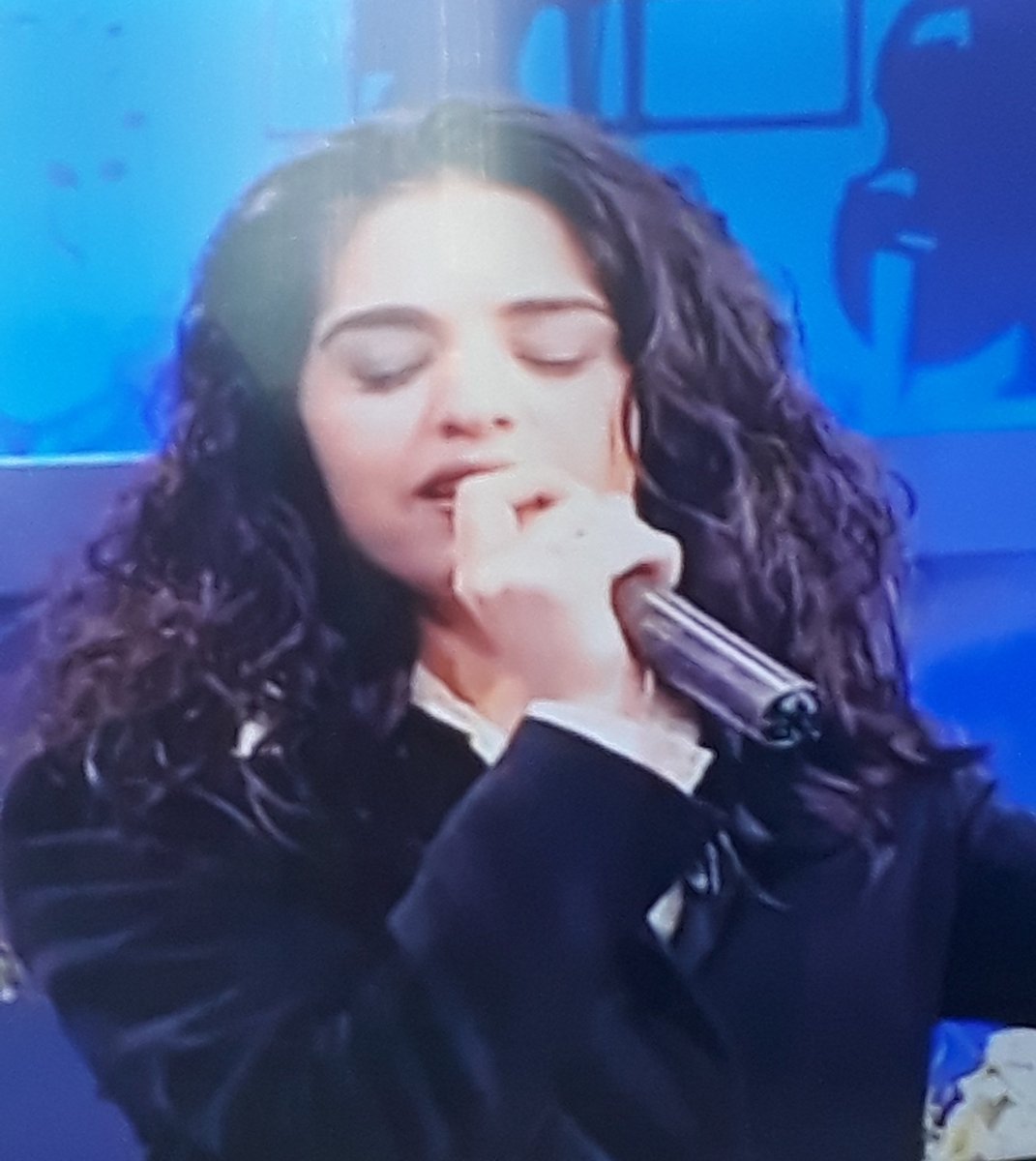 Son zamanlarda ınstagram da eski şarkısı ile yeniden gündeme geldi ama, bu şarkının hastası olunmayacak gibi değil. Ayrıca eski şarkıcıların güzelliklerine bayılıyorum, acayip güzelsin burda Kader..❤