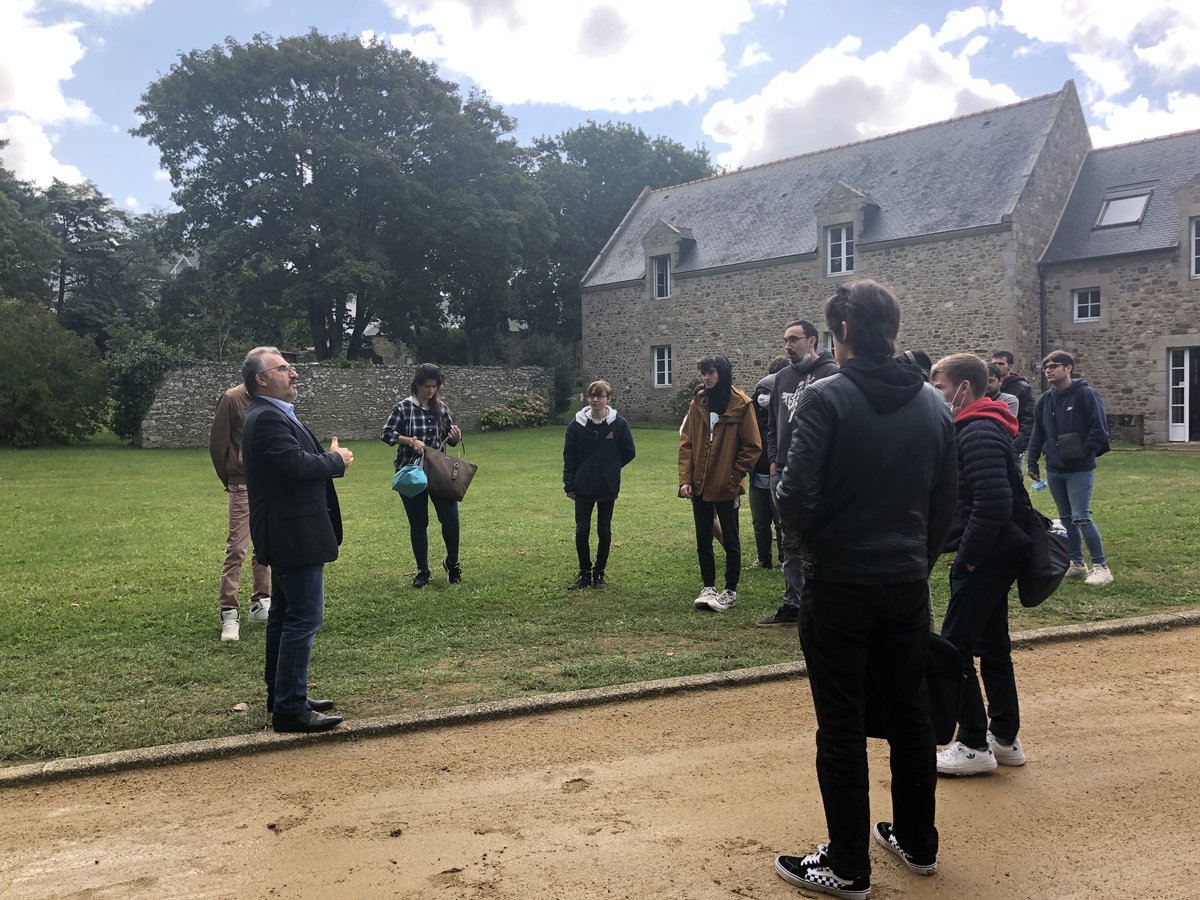 EDF_Bretagne's tweet photo. Heureux de rencontrer les nouveaux stagiaires de l'@IMTSDinard et renouveler notre partenariat avec son Pdt G.Dufresne en soutien à l’école de Formation, au #FabLab et au dvpt de la plateforme #emploi Atypico, la 1ère adaptée aux profils atypiques #RSE #numérique #inclusion. https://t.co/oDyIVDGp6Y