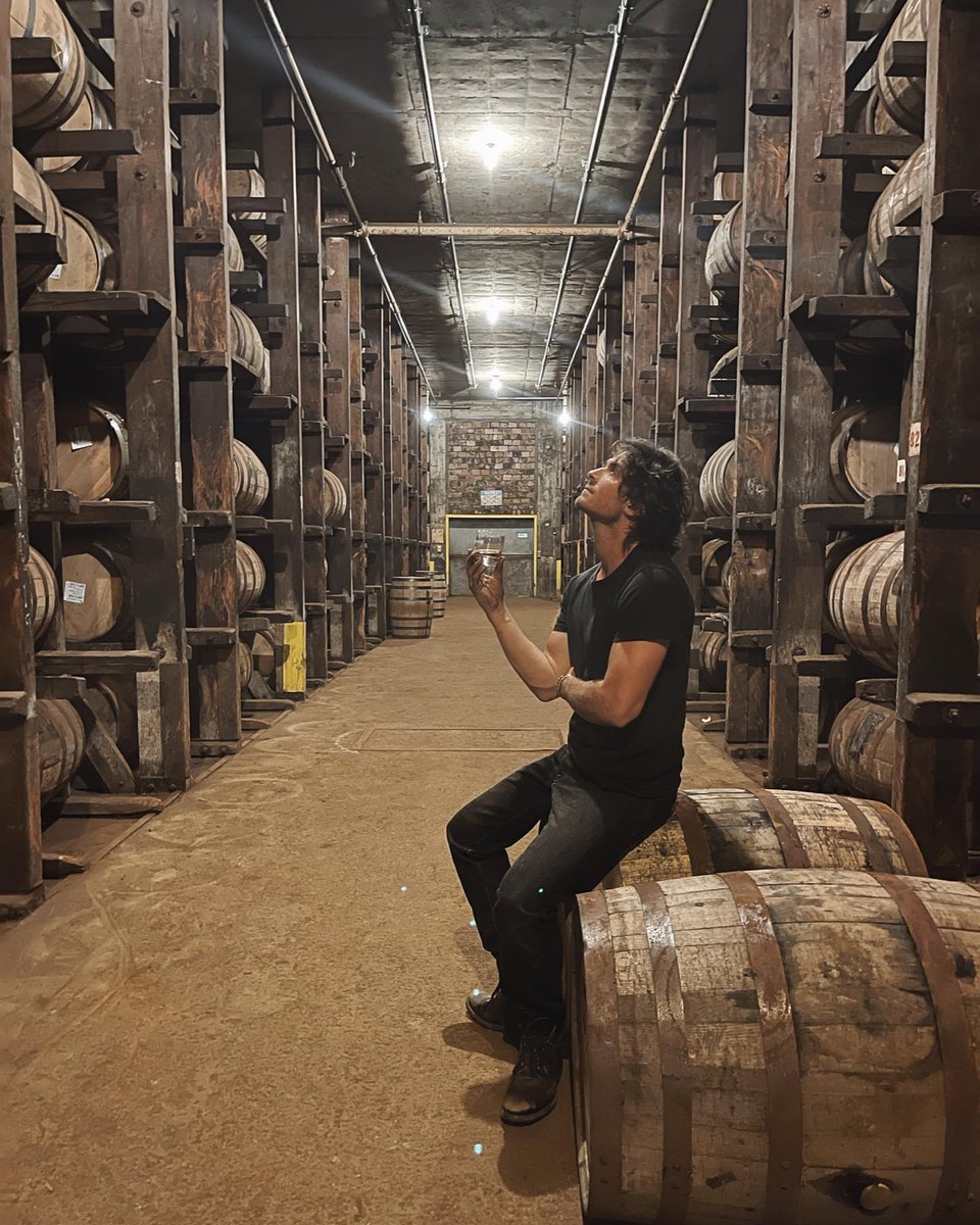📷| Ian Somerhalder via Instagram:

"Aqui na destilaria de Indiana, onde é feito o nosso Bourbon. Estar cercado por esses barris, nossos bebês, é TÃO especial. Gravando nossa nova campanha @BrothersBondBourbon."